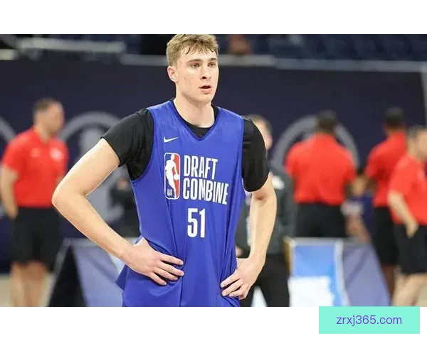 弗拉格点评穆迪末节关键传球称这是最佳选择腿部不支撑影响表现